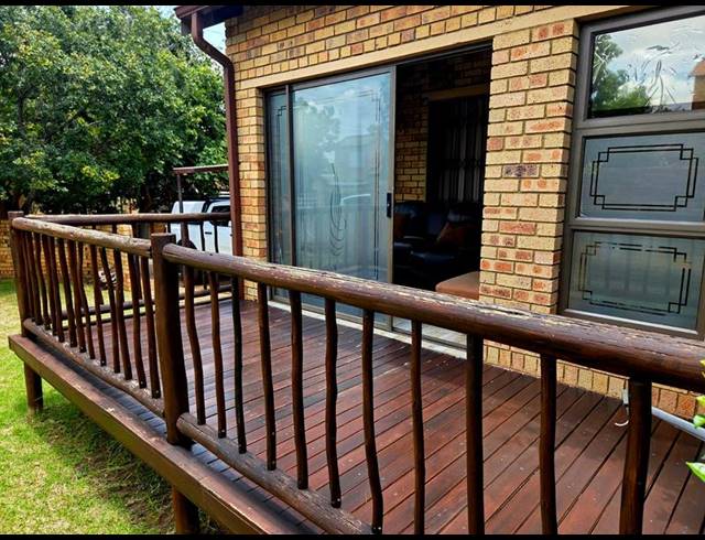 2 BEDROOM TOWNHOUSE FOR SALE IN ROOIHUISKRAAL NORTH